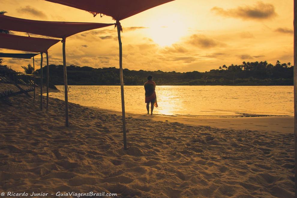 Imagem de um por do sol fantástico na Praia da Barra Velha em Caraiva.